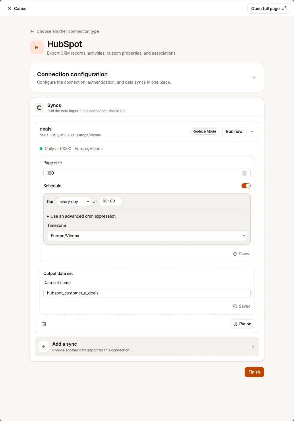 Ein HubSpot-Sync für Deals im Replace-Modus, mit einer Seitengröße von 100 und einem täglichen Zeitplan um 08:00 Uhr in der Zeitzone Europe/Vienna.